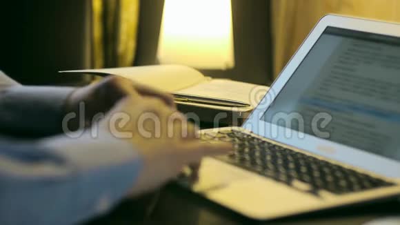 穿衬衫的人在家里的电脑里工作视频的预览图