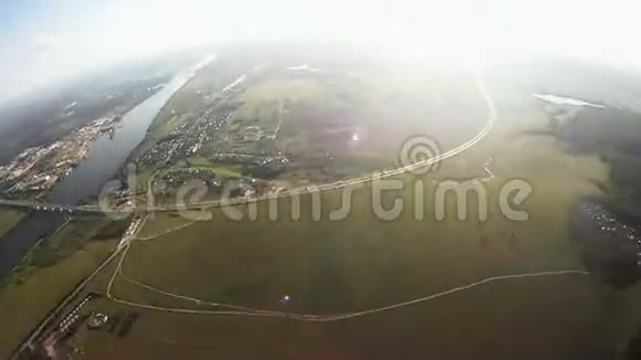 专业跳伞运动员飞行在绿色的田野上保持平衡身高视频的预览图
