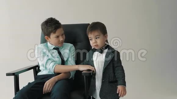 两个可爱的欧洲男孩的肖像两个兄弟哥哥抱着弟弟视频的预览图
