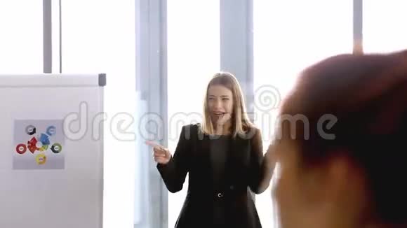 微笑的女商人在会议室领导会议视频的预览图