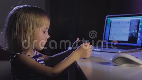 一个金发女孩在黑暗的房间里工作视频的预览图