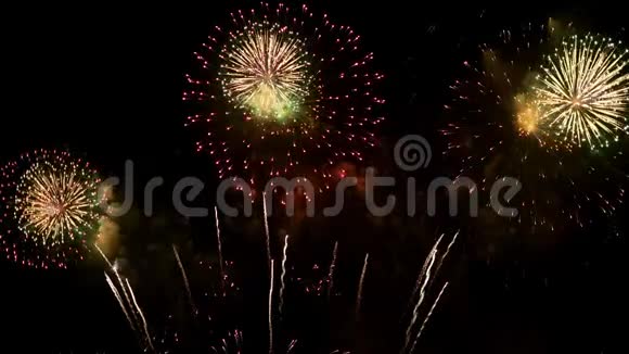 新年前夜五彩缤纷的烟花在夜空中闪耀烟花表演庆祝背景视频的预览图