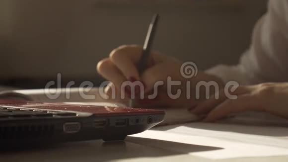 女人每天写一支钢笔那个女人在笔记本上做条目女人在工作女人在里面做条目视频的预览图
