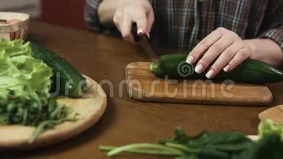 把女人的手木板上切黄瓜视频的预览图