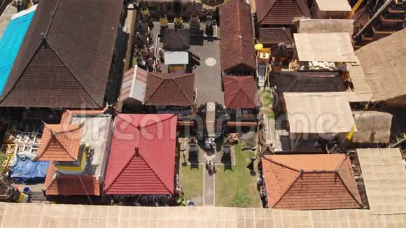 4大型庆典期间巴厘岛房屋的K航空飞行视频在乌布村举行的巴厘岛仪式巴厘岛屋顶视频的预览图