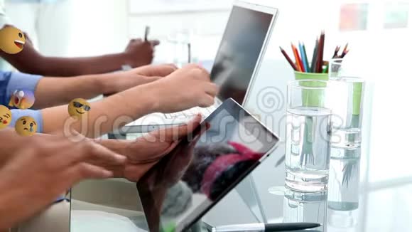 Emoji图标人们在后台使用桌子和笔记本电脑视频的预览图