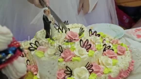 新婚夫妇在结婚当天切结婚蛋糕视频的预览图