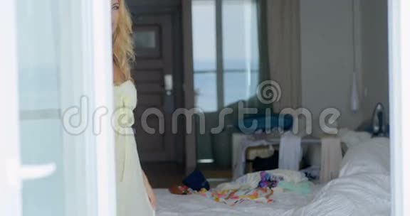 华丽的金发女人在她的房间里视频的预览图