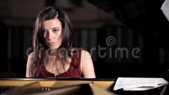 特写手女孩演奏钢琴乐器键盘音乐家钢琴音响音乐会视频的预览图