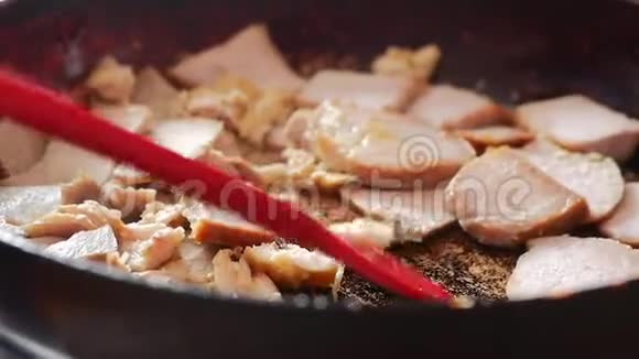 煮锅炸肉那个人在燃烧的煎锅上炸肉在煎锅上点火快关门烤肉视频的预览图