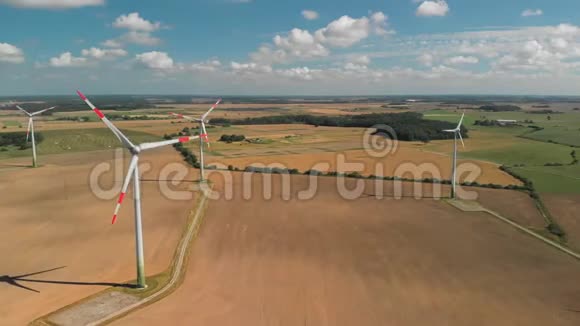 旋转风力涡轮机的空中视图视频的预览图