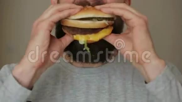 男人吃汉堡包的时间间隔视频的预览图