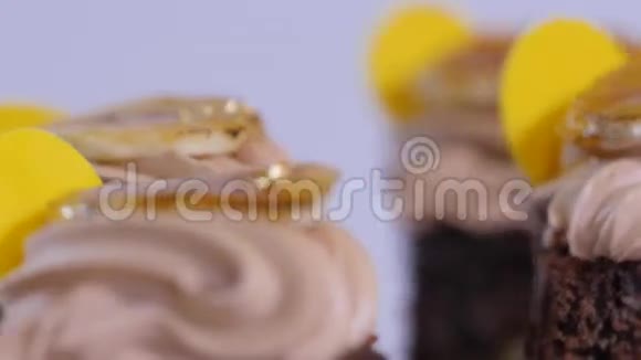 巧克力松饼和一小块芒果巧克力蛋糕加芒果特写视频的预览图