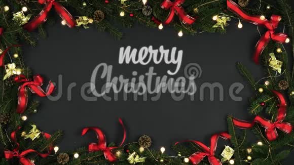 头顶装饰框深灰色圣诞快乐新年贺词松果红金色丝带闪烁视频的预览图
