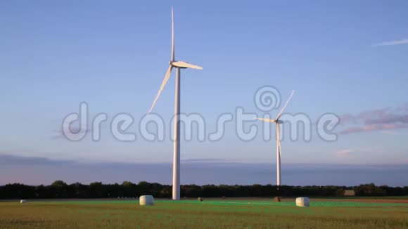 在美丽的夕阳下乡村风电场中的风力涡轮机视频的预览图