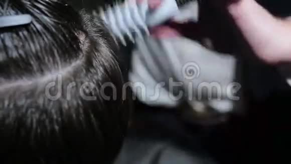 在理发店梳头的人就在附近视频的预览图
