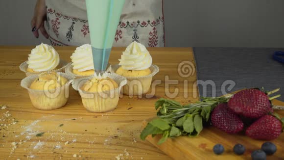 做纸杯蛋糕涂上奶油视频的预览图