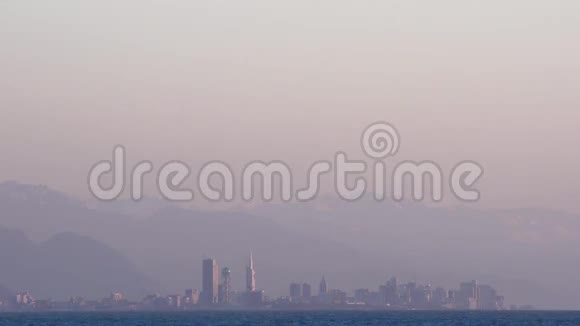 日落时分从海上薄雾中俯瞰巴统城格鲁吉亚视频的预览图