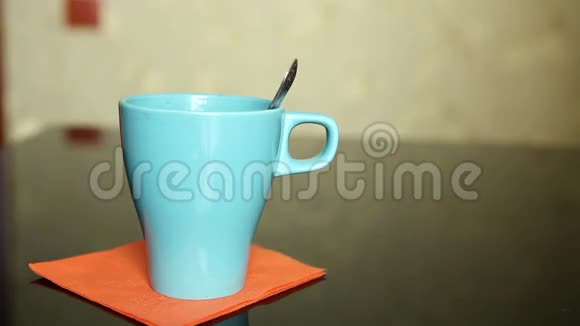 茶被倒入蓝色陶瓷玻璃中视频的预览图