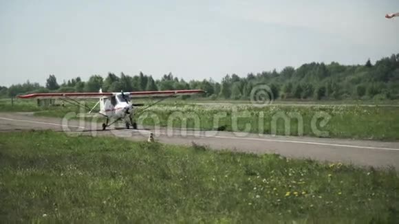 一架白色的小飞机正沿着跑道移动螺旋桨在旋转视频的预览图