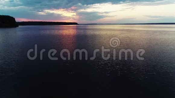 空中观景神奇的天空倒映在水中湖面上美丽的日落视频的预览图