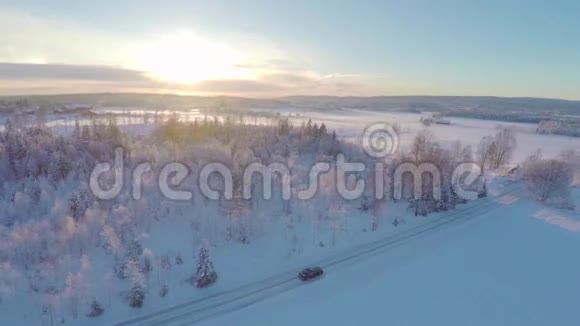 在日落时分飞过一辆开着冬天风景的车视频的预览图