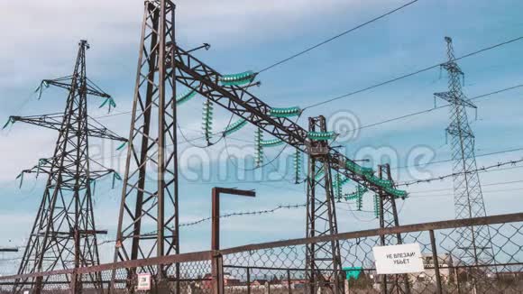 高压电线电站能源工业电的生产和运输视频的预览图