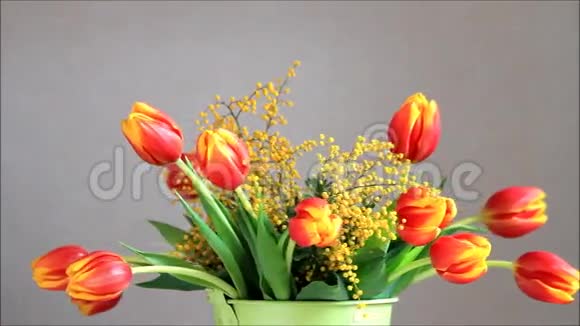 郁金香花束与黄色含羞草旋转视频的预览图