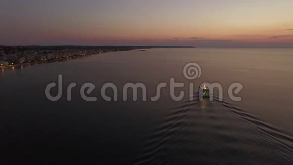 希腊地平线上海面和海岸线的空中飞行视频的预览图