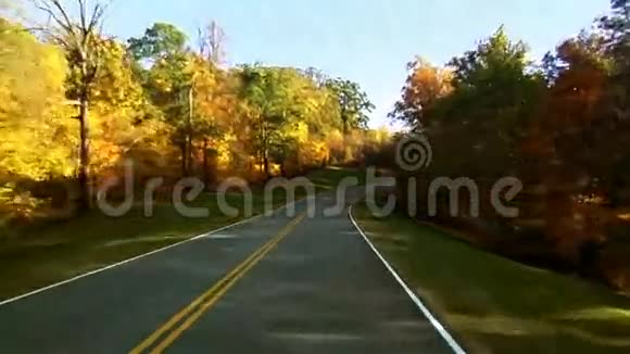 沿秋一路行驶视频的预览图