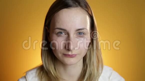 女人在黄色背景上洗脸视频的预览图