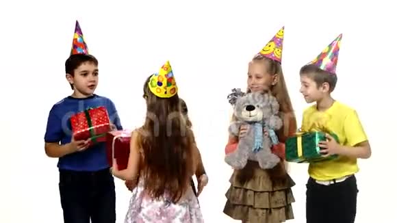 生日快乐的女孩收到朋友的礼物视频的预览图