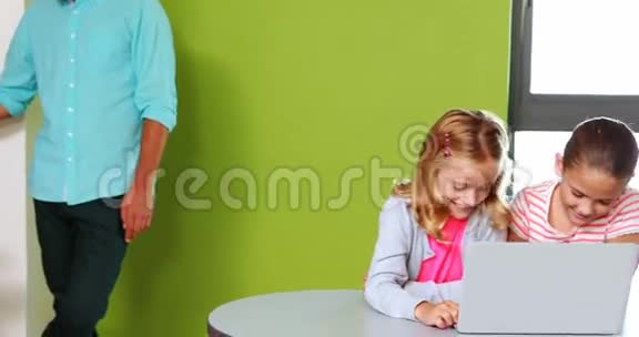 女生在教室里用笔记本电脑视频的预览图