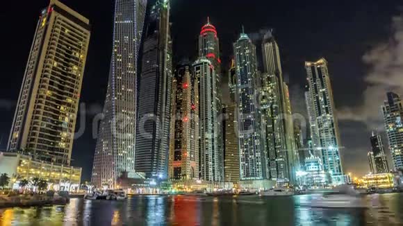 晚上可以近距离观看迪拜最高的码头视频的预览图