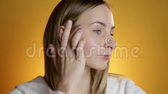 女美女快乐中成年女人把奶油涂在脸上微笑着看着镜头视频的预览图