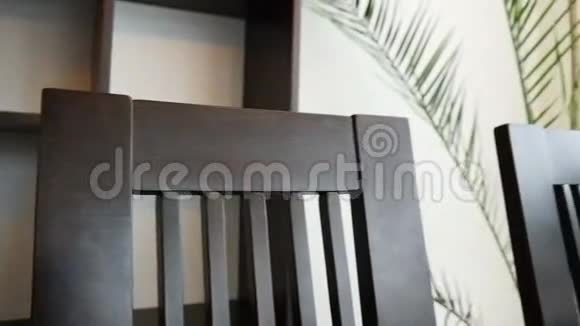 现代公寓的餐桌视频的预览图