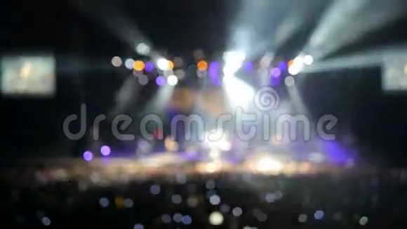 舞台上的专业照明设备表演流行的摇滚团体视频的预览图