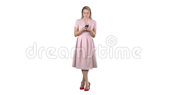 可爱的女孩在白色背景下通过手机交谈视频的预览图