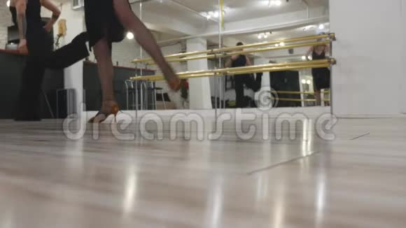 在训练室跳舞的情侣视频的预览图