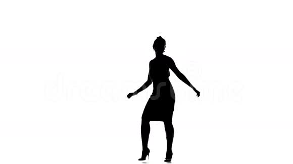 穿裙子的迷人的拉丁舞者视频的预览图