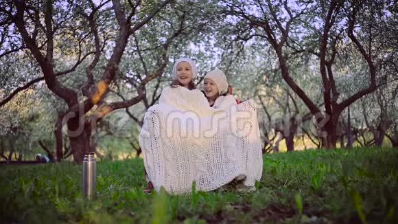 两个姐姐在公园里被一块格子布遮着视频的预览图