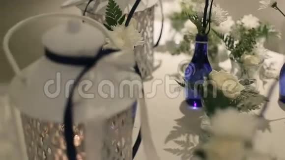 装饰着玫瑰蜡烛和照片的婚礼桌视频的预览图