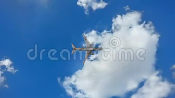 影院飞机乘晴天蓝天飞行循环视频延时视频的预览图