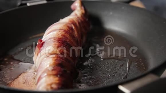烹饪培根包肉视频的预览图