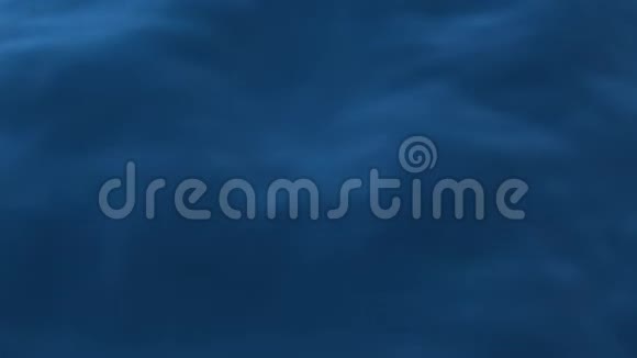 摘要大蓝布表面在风中摇摆揭示背景移动3D动画过渡视频的预览图