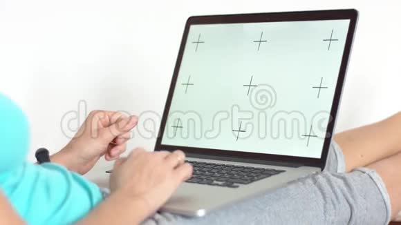 女人坐在沙发上用笔记本电脑工作视频的预览图