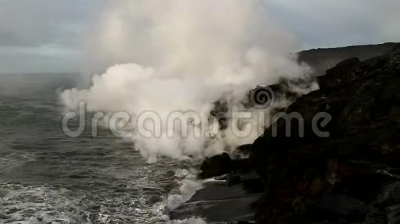 夏威夷的熔岩流入大海视频的预览图