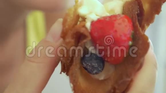 女孩享受甜点与奶油和新鲜浆果视频的预览图