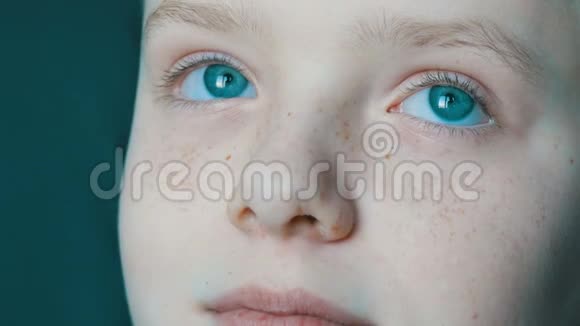 一个有雀斑特写镜头的少年的脸一个眼睛青绿色的男孩视频的预览图