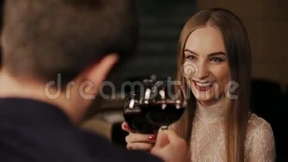 在浪漫的晚餐中品尝葡萄酒的女人视频的预览图
